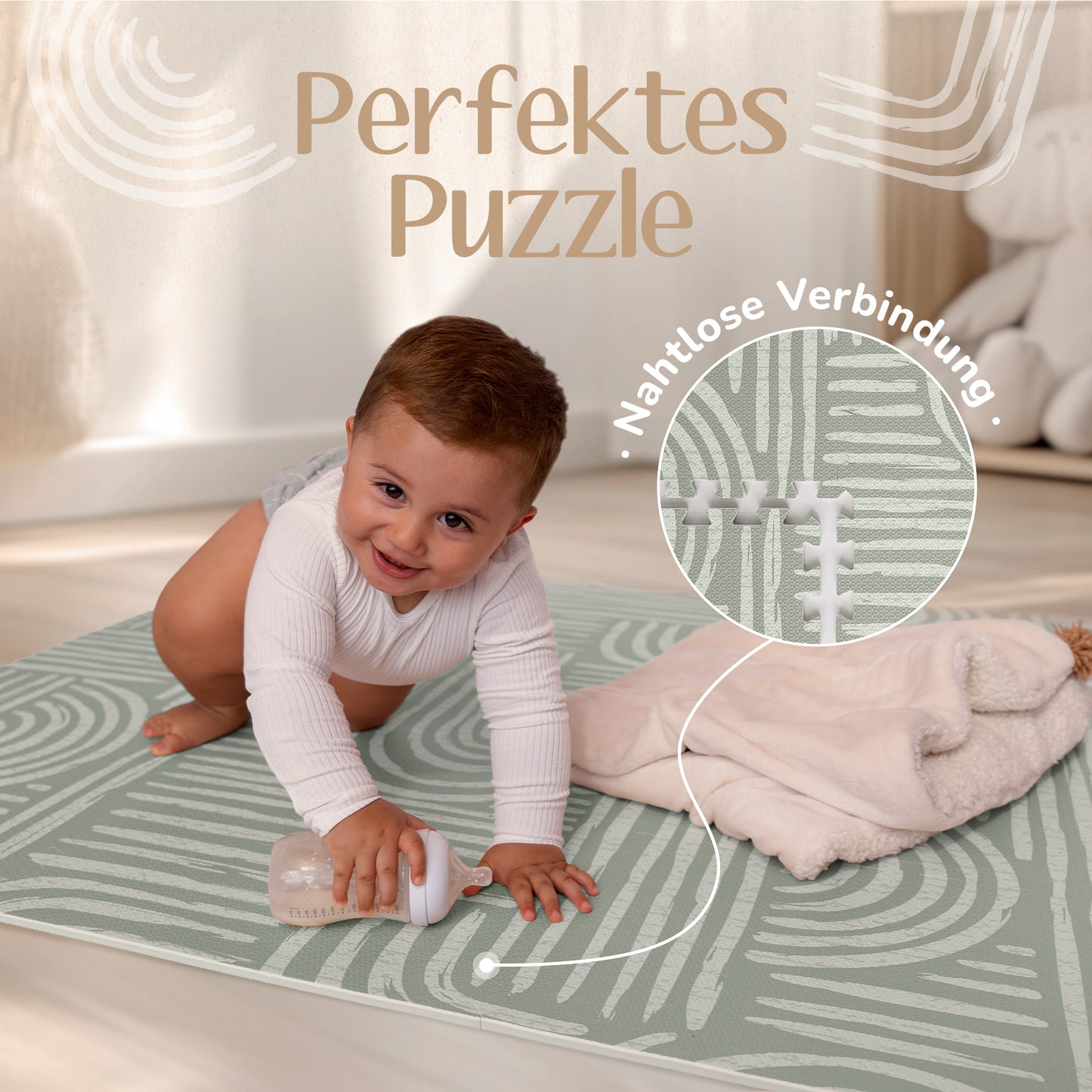 Die 16 Teile der salbeigrünen Puzzlematte lassen sich flexibel zusammensetzen – perfekt für Spielen und Mitnehmen