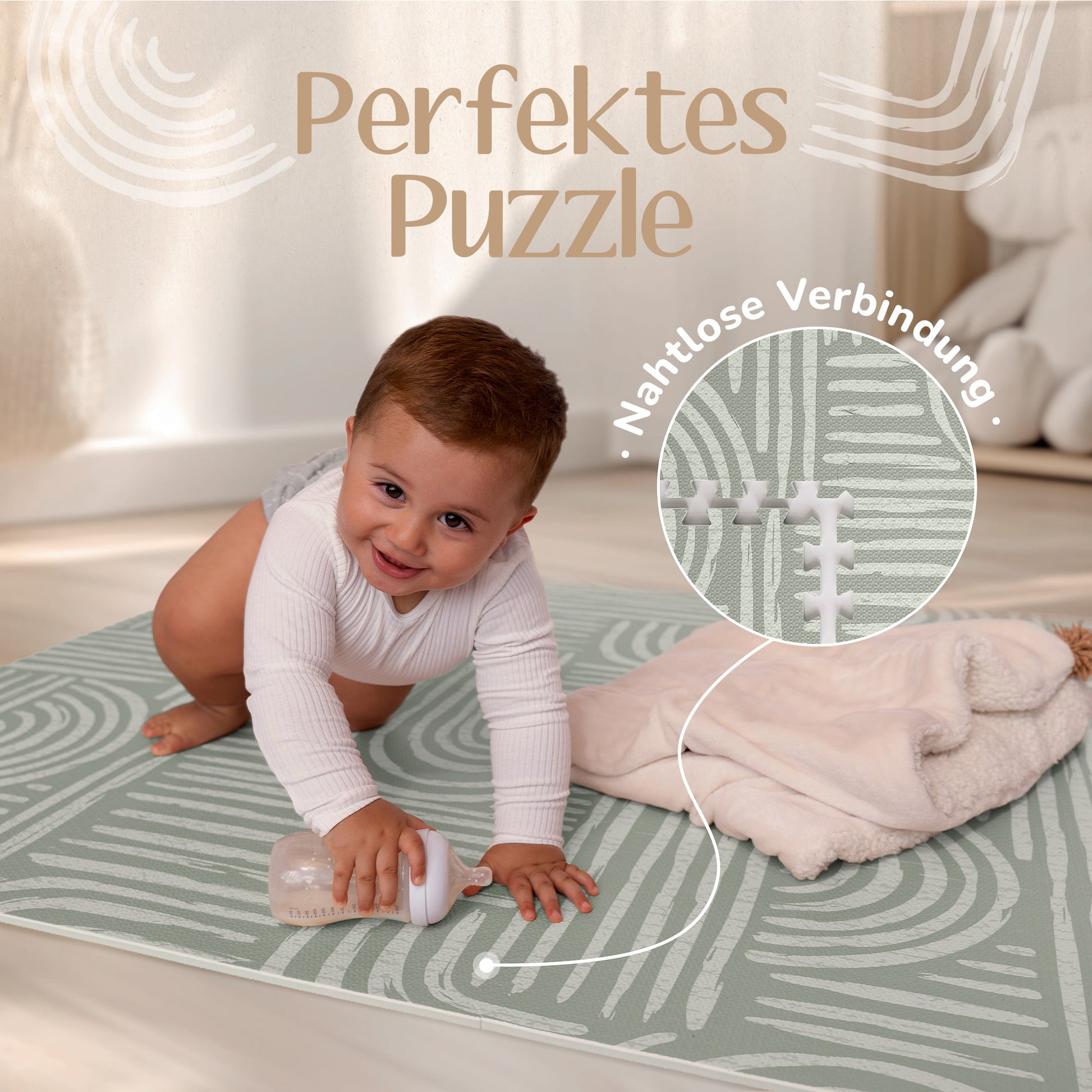 Die 16 Teile der salbeigrünen Puzzlematte lassen sich flexibel zusammensetzen – perfekt für Spielen und Mitnehmen