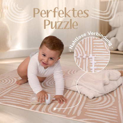 Die 16 Puzzleteile der warm-beigen Spielmatte lassen sich einfach zusammensetzen – flexibel und mitnehmbar