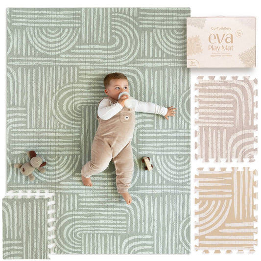 Baby spielt entspannt auf der salbeigrünen Premium Krabbelmatte aus EVA Schaum von Mikito x Co-Toddlery, 170x122 cm
