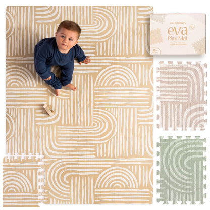 Baby auf der warm-beigen Premium Krabbelmatte aus EVA Schaum von Mikito x Co-Toddlery im hellen Wohnzimmer
