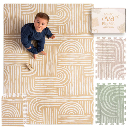 Baby auf der warm-beigen Premium Krabbelmatte aus EVA Schaum von Mikito x Co-Toddlery im hellen Wohnzimmer